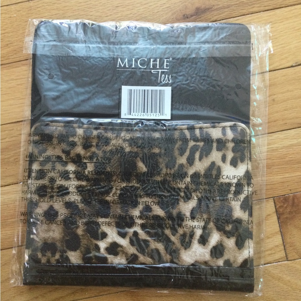 Miche “Tess” Petite Shell. Textured leopard print & zippered exterior pocket. - Picture 5 of 6